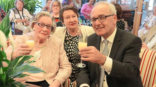 Margarete Firnkes (von links) feiert unter anderem mit ihrer Tochter Ella Margarete Berlinghoff und Bürgermeister Walter Klumpp ihren 100. Geburtstag. Foto: Zährl Foto: Schwarzwälder Bote