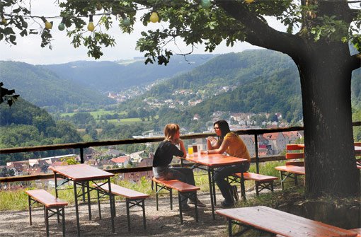 Er zählt zu Deutschlands schönsten Biergärten und sollte unbedingt besucht werden: Der a href=http://www.rauschbart.de/ target=_blankRauschbart in Horb. Zahlreiche Sitzplätze mit Blick aufs Neckartal laden zum Verweilen ein.  Foto: sb