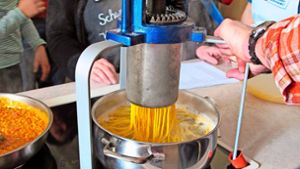 So werden die Schwenninger Knöpfle traditionell hergestellt – mit einer dreibeinigen Knöpfle-Maschine. Knöpfle-Liebhaber können ihr Koch-Talent jetzt bei einem Wettbewerb unter Beweis stellen. Foto: Martin Strangfeld