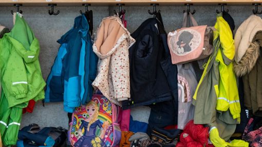 Unter anderem gut erhaltene Kleidung kann bei der Kindergebrauchtwarenbörse angeboten werden. (Symbolfoto) Foto: dpa/Armin Weigel