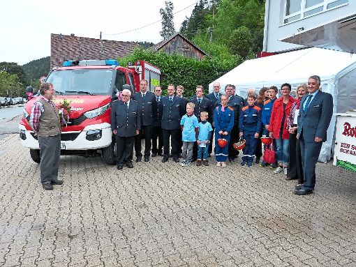 Zur offiziellen Übergabe waren die Feuerwehrangehörigen neben dem Fahrzeug angetreten, links  Pfarrer  Kohnle.               Foto: Ziegelbauer Foto: Schwarzwälder-Bote