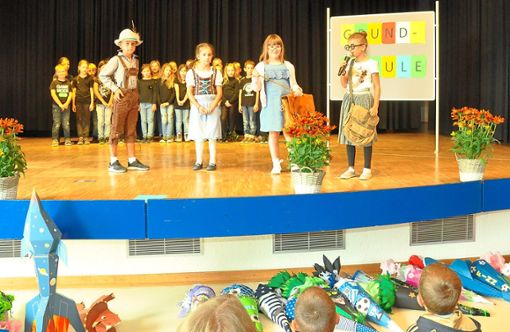 Mit Bildern aus Grimms Märchen verdeutlichen die Zweitklässler den Sinn der Grundschule.  Foto: Klatt Foto: Schwarzwälder Bote