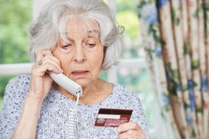 Gerade auf ältere Menschen haben es Betrüger abgesehen, die sich am Telefon melden, um an Erspartes, Schmuck und Wertgegenstände heranzukommen. Foto: © highwaystar/Fotolia.com