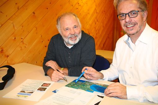 Die Reise will gut vorbereitet sein. Hans-Martin Haist (links) mit Frank Derricks.    Foto: Eigen-Sinn Foto: Schwarzwälder Bote