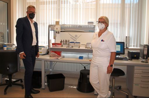 Setzen auf die Auswertung von PCR-Tests im eigenen Haus: Matthias Geiser, Geschäftsführer des Schwarzwald-Baar-Klinkums, und die Laborleiterin  Petra Saile vor einem der in der Pandemie  angeschafften Diagnosegeräten.   Foto: Zieglwalner