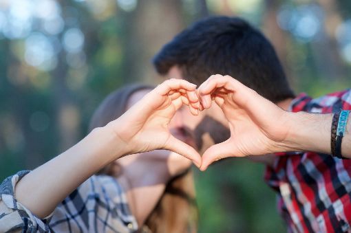 Auf der Suche nach der großen Liebe geht man viele Wege - auch übers Internet. Foto: gonabo/ Shutterstock