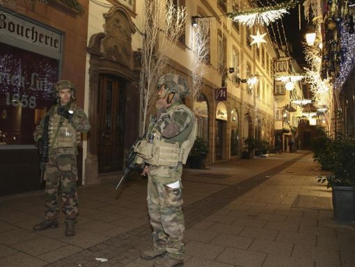 Soldaten sichern nach dem Angriff den Straßburger Weihnachtsmarkt. Foto: dpa