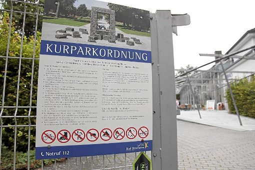 Dürfen vielleicht wieder im Kurpark spielen: Hunde waren in der Bad Dürrheimer Anlage lange verboten.  Foto: sb