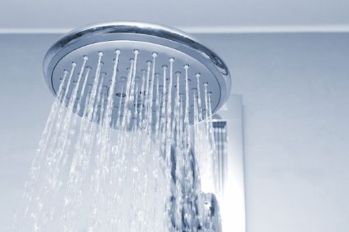 Ab Januar wird Duschen in Villingen-Schwenningen  teurer. Die SVS erhöht den Wasserpreis.  Foto: © Pictures4you/Fotolia.com Foto: Schwarzwälder Bote