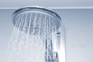 Ab Januar wird Duschen in Villingen-Schwenningen  teurer. Die SVS erhöht den Wasserpreis.  Foto: © Pictures4you/Fotolia.com Foto: Schwarzwälder Bote