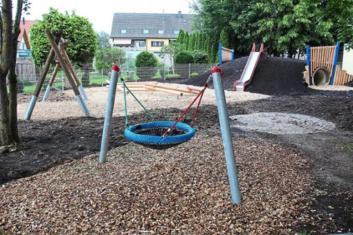 Seit einem guten halben Jahr warten Kinder auf die Fertigstellung des Spielplatzes in der Talstraße.  Foto: Schmidt Foto: Schwarzwälder Bote