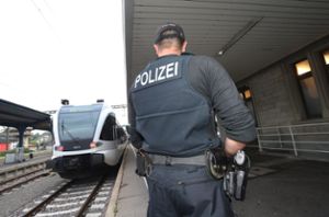 Ein Bundespolizist wartet im Bahnhof von Konstanz auf aus der Schweiz kommende Züge, um eventuell einreisende Asylbewerber festzustellen.  Foto: dpa