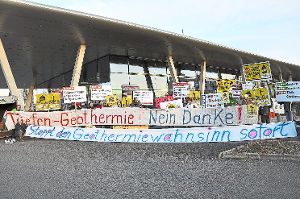 Proteste der Bürgerinitiative gegen die Nutzung der Geothermie gab es schon im vergangenen Jahr vor der Messe in Offenburg.  Foto: Archiv: Baublies