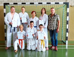 Die erfolgreichen Karateka mit Vereinsprüfer René Hartung (rechts) Foto: Verein Foto: Schwarzwälder Bote