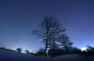 Das Foto zeigt eine verglühende Sternschnuppe am frühen Morgen im bayerischen Allgäu. Foto: dpa/Karl-Josef Hildenbrand