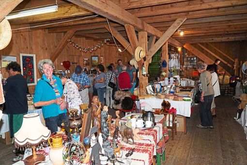 Totalausverkauf hieß  es beim letzten Flohmarkt des Löffinger Tierschutzvereins im Farrenstall. Foto: Bächle Foto: Schwarzwälder Bote