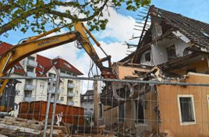 In der Schwenninger Sturmbühlstraße hat der Abriss begonnen, wann etwas Neues folgt, ist unklar. Foto: /Mareike Kratt