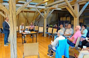 Bürgermeister Hölzlberger begrüßt alle Anwesenden zum zweiten runden Tisch der Senioren. Foto: Jäger