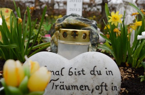 Ein Herz ziert das Grab der kleinen Maya auf dem Friedhof in Spaichingen. Ihre Mutter wurde zu fünf Jahren Gefängnis verurteilt. Foto: dpa
