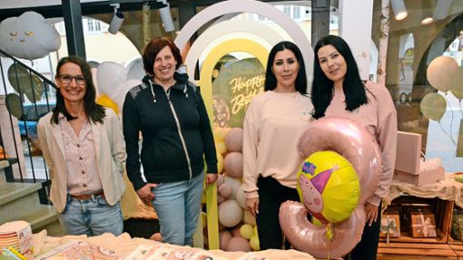 Die Wirtschaftsförderinnen der Stadt  (von links), Samin Schmieder und Elke Latscha, wünschten den Gründerinnen des Pop-up-Stores Pure Ballons, Layal Skrijeli und Claudia Kacar, viel Erfolg für ihr Konzept. Foto: Lothar Schwark