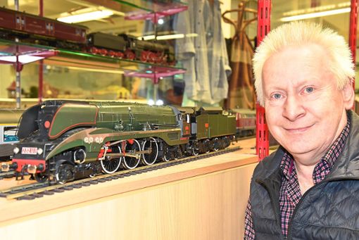 Der Leiter des Eisenbahnmuseums Schwarzwald, Michael Herberger, mit dem Spur I-Modell einer französischen Dampflokomotive, die neben anderen bei der Sonderschau Rekordlokomotiven zu sehen sein wird. Foto: Wegner Foto: Schwarzwälder Bote