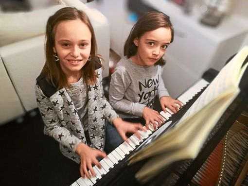 Sofie Schöttle und Sophie Braun spielen beim Klavierkonzert in der Lautentiuskirche. Foto: Braun Foto: Schwarzwälder Bote
