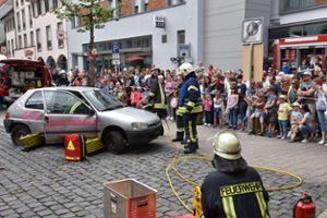 Gezeigt wurde am Hirschbrunnenplatz, wie die Rettung aus einem Fahrzeug mit Schere und Spreizer vor sich geht. Foto: Ziechaus/Wegner