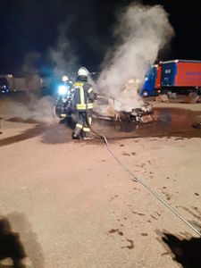 In der Nacht auf Montag löscht die Feuerwehr im Gewerbegebiet ein Auto, das in Brand geraten ist.   Foto: Feuerwehr Bräunlingen