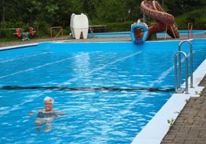 Bei der Freibadsaison in Tannheim ist Lydia Keller der erste offizielle Badegast. Foto: Zimmermann