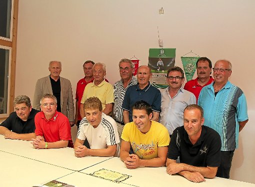 Im Bild  die beim FC Löffingen geehrten Treuen des Vereins mit Ehrungen für 40 Jahre und 25 Jahre  Mitgliedschaft. Foto: Bächle Foto: Schwarzwälder-Bote