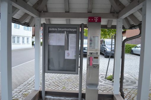 Bald wird die letzte Telefonstelle im Ort am Schenkenzeller Rathaus abgebaut. Foto: Herzog Foto: Schwarzwälder Bote