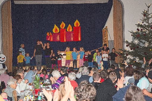 Die Rasselbande, die jüngsten Turnerinnen und Turner des TSV Höfen, eröffneten das Showprogramm. Foto: Helbig Foto: Schwarzwälder-Bote