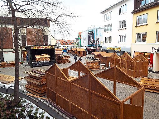 In der Muslen entsteht derzeit das Dorf des Schwenninger Weihnachtsmarktes.  Foto: Riesterer
