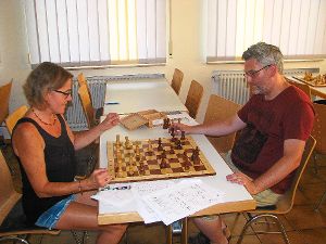 SchwaBo-Mitarbeiterin Christine Störr spielt  zum ersten Mal nach Jahren wieder Schach und zwar gegen Stefan Armbruster vom Schachclub Haslach. Sie lernt verschiedene Taktikkombinationen und darf die Partie eröffnen.  Foto: Störr