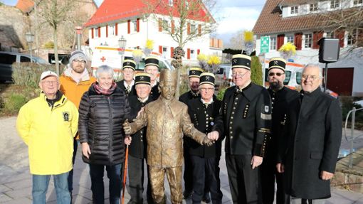 Bei der Enthüllung der Bergmann-Skulptur waren neben der Stollengemeinschaft und Vorsitzendem Christian Proß (Dritter von rechts) auch Bürgermeisterin Petra Schupp und Künstler Kurt Tassotti (rechts) dabei. Foto: Kraushaar