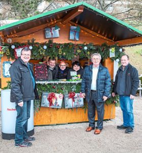 Geschäftsführer Klaus Fischer (Zweiter von rechts) eröffnete das Weihnachtsdorf. Foto: Fischer Foto: Schwarzwälder Bote