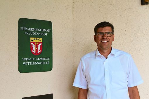 Philipp Bohnet, neuer Ortsvorsteher von Wittlensweiler,  am Eingang der Verwaltungsstelle.  Foto: Breitenreuter Foto: Schwarzwälder Bote