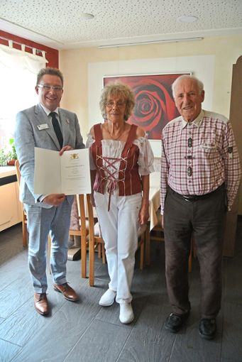 Auch Bürgermeister Michael Ruf gratulierte   Lore und Otto Klumpp zur goldenen Hochzeit.  Foto: Braun Foto: Schwarzwälder Bote