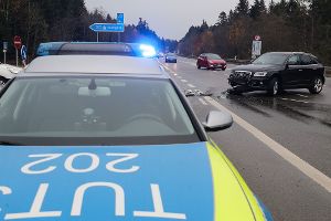 Auf der B 523 bei Tuningen ist am Freitagnachmittag ein Audi-Fahrer mit einem entgegenkommenden Taxi zusammengestoßen Foto: Marc Eich