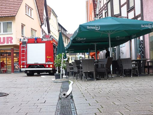 Der Keller im La Dolce Vita in der Neckarstraße ist mit Wasser vollgelaufen und muss von der Feuerwehr ausgepumpt werden. Foto: Herfurth