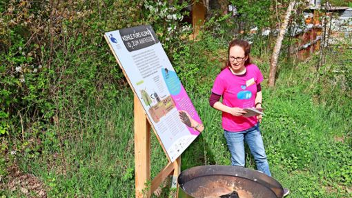 Wie Pflanzenkohle den Boden verbessert, erklärt Marie Holler bei der Einweihung des Mellifera-Klimapfades. Foto: Mellifera/Leukhardt