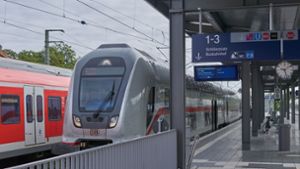 Ein Zug auf der Gäubahn ist in Stuttgart-Vaihingen zur Abfahrt bereit. (Archivfoto) Foto: Jürgen Lück