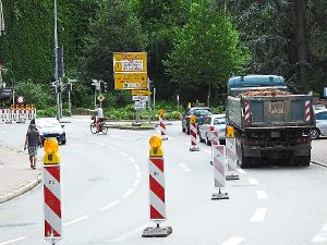 Viele Autofahrer haben die Sperrschilder wegen der Baustelle Stuttgarter Straße in Calw einfach missachtet und sind bis zur Absperrung gefahren.  Foto: Stocker