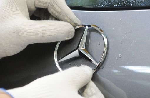 Daimlersterne kleben im Akkord: Beim Autobauer fallen die Weihnachtsferien in diesem Jahr kürzer aus. Foto: dpa