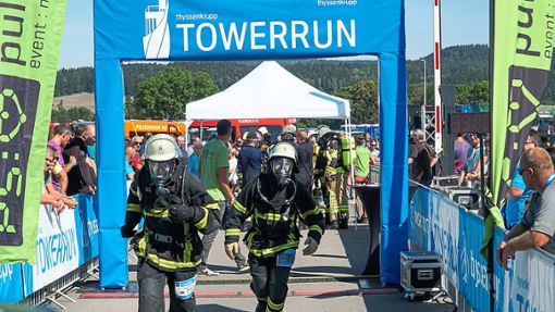Joachim Oberfell und Tobias Schamm von der Wolfacher Feuerwehr erreichten beim Towerrun den fünften Platz. Die Atemschutz-Ausrüstung, die in der Feurwehr-Wertung mitgeführt werden muss, wiegt etwa 25 Kilo.  Foto: Feuerwehr Wolfach