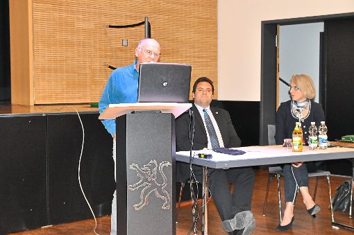 Gutachter Roland Klink (von links) erläuterte das Offenhaltungskonzept der Gemeinde gemeinsam mit Bürgermeister Matthias Bauernfeind und Regina Ostermann in der Festhalle.   Foto: Steitz