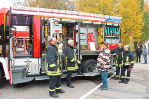 Das Interesse der Besucher ist groß, und die Geislinger Feuerwehrleute erläutern die Vorteile des neuen Fahrzeugs. Foto: Müller Foto: Schwarzwälder-Bote