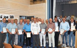 27 Gründungsmitglieder des  Heimat- und Geschichtsvereins wurden  zum 25-jährigen Jubiläum geehrt. Foto: Priestersbach Foto: Schwarzwälder Bote
