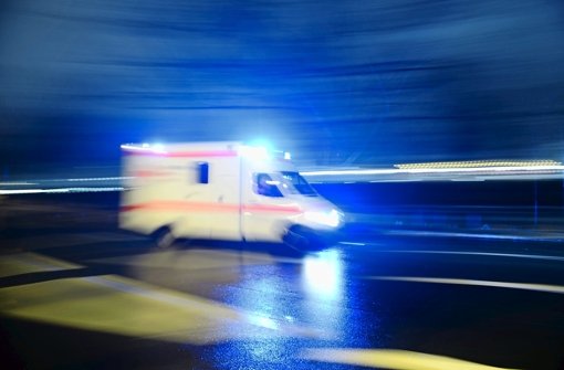 Ein 19-jähriger Fußgänger ist am Montagabend in Bondorf von einem 63-Jährigen angefahren und schwerst verletzt worden. (Symbolbild) Foto: dpa