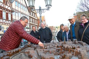Gästeführer Klaus Armbruster (links) erklärte den Teilnehmern anhand des Stadtmodells Wissenswertes über Calw. Fotos: Zoller Foto: Schwarzwälder Bote
